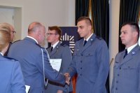 Na fotografii widać Komendanta Wojewódzkiego Policji w Katowicach nadinsp. Krzysztofa Justyńskiego, który wręcza policjantom akty mianowania.