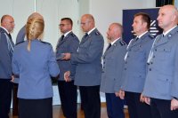 Na fotografii widać Komendanta Wojewódzkiego Policji w Katowicach nadinsp. Krzysztofa Justyńskiego, który wręcza policjantom wyróżnienia za szczególne zaangażowanie w służbie.
