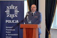 Na fotografii widać stojącego przy mównicy Komendanta Wojewódzkiego Policji w Katowicach nadinsp. Krzysztofa Justyńskiego.
