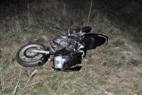 Na fotografii widać rozbity motocykl, który leży w zaroślach.