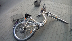 na zdjęciu przewrócony rower na chodniku