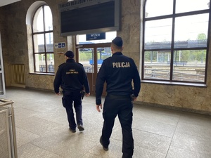 na zdjęciu policjant ze strażnikiem ochrony kolei w trakcie kontroli dworca