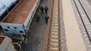 na zdjęciu policjanci ze strażnikami ochrony kolei w trakcie kontroli torowiska